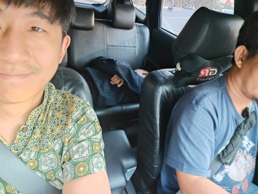 应急团队返程在车中休息